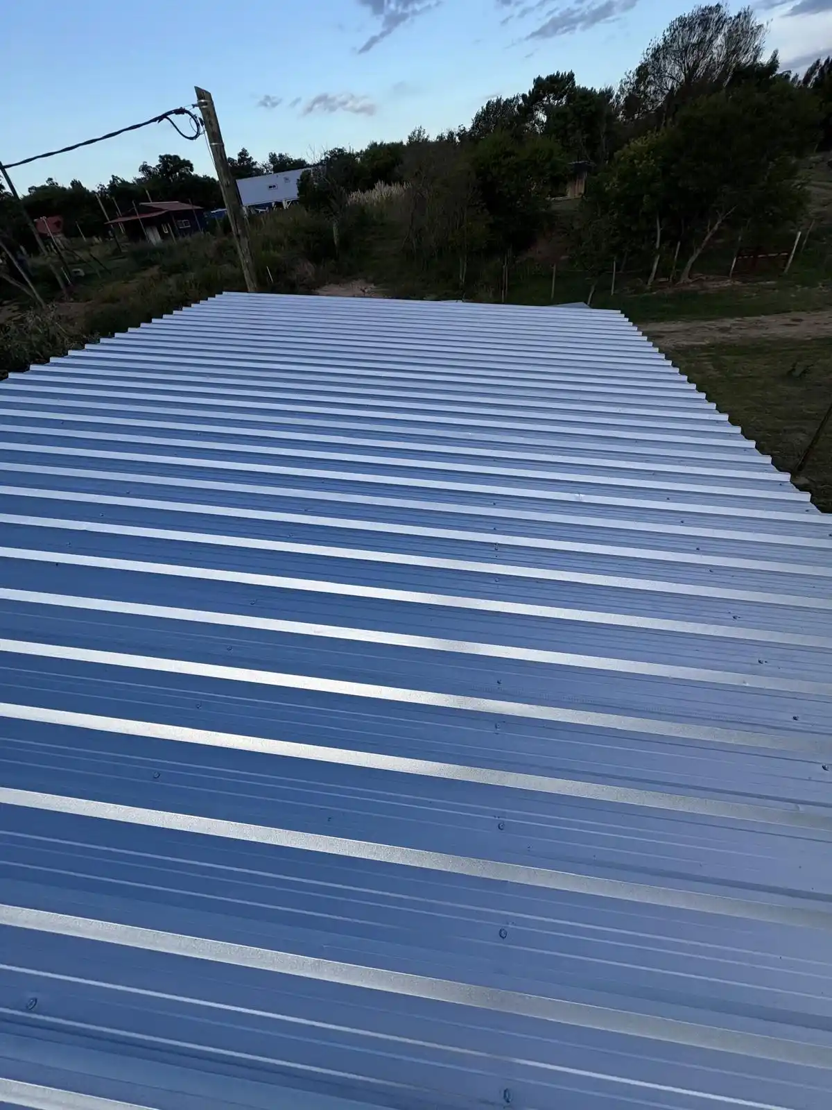 Galpón container con techo azul terminado