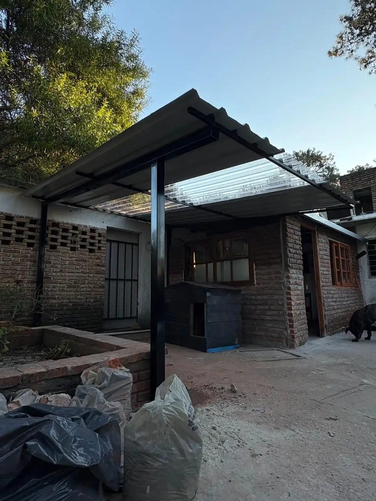 Instalación de techo de chapa verde en galpón