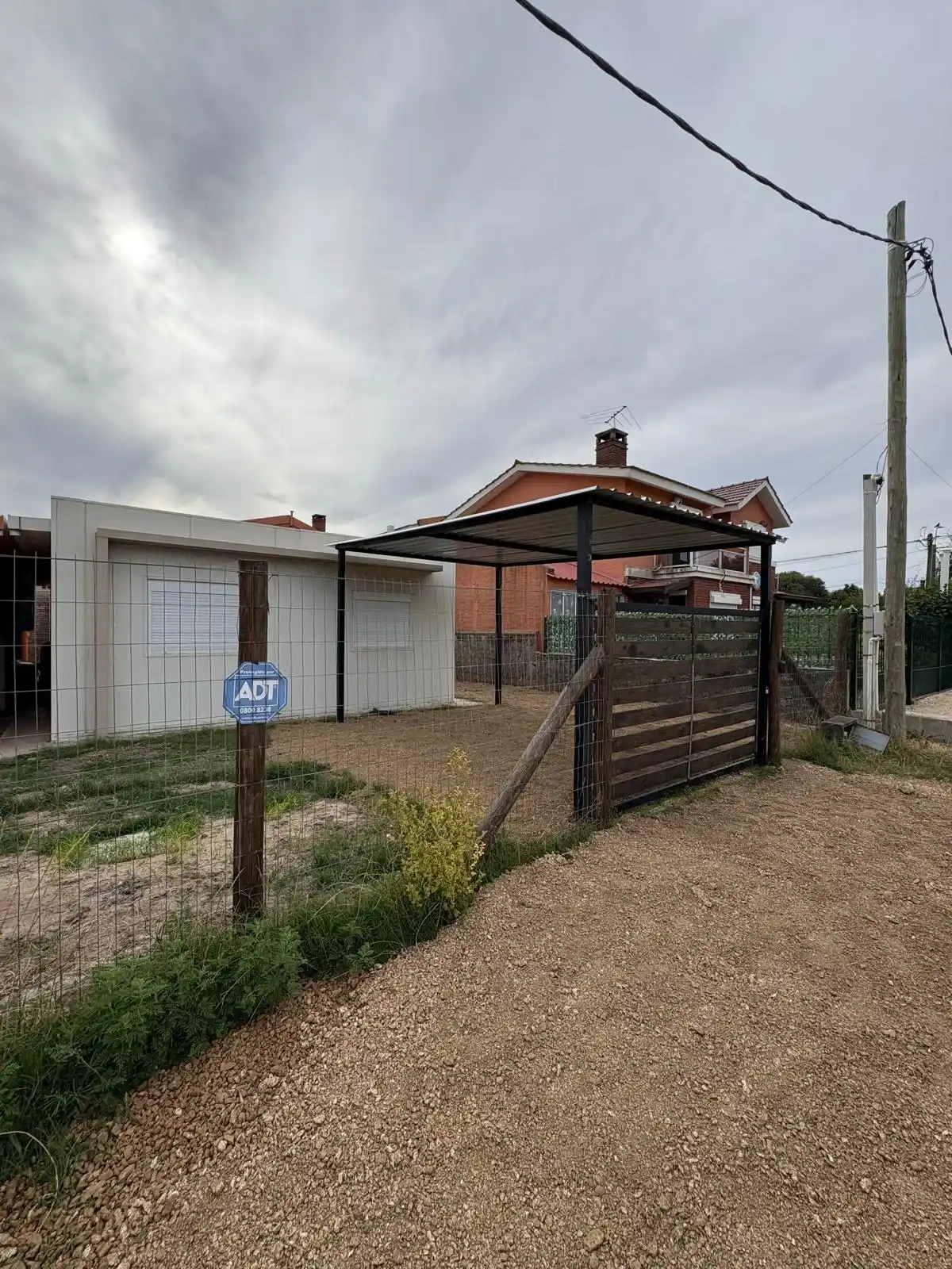 Pérgola metálica terminada naranja