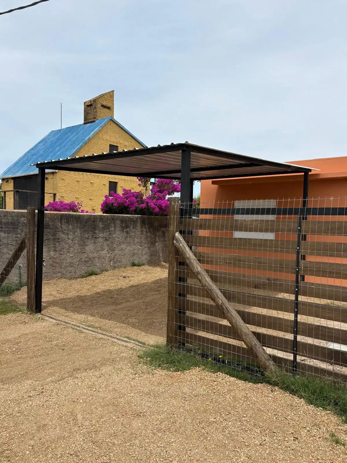 Pérgola metálica terminada en casa naranja