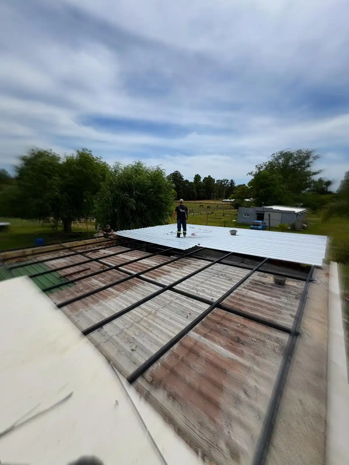 Pérgola metálica de gran tamaño con cielo azul