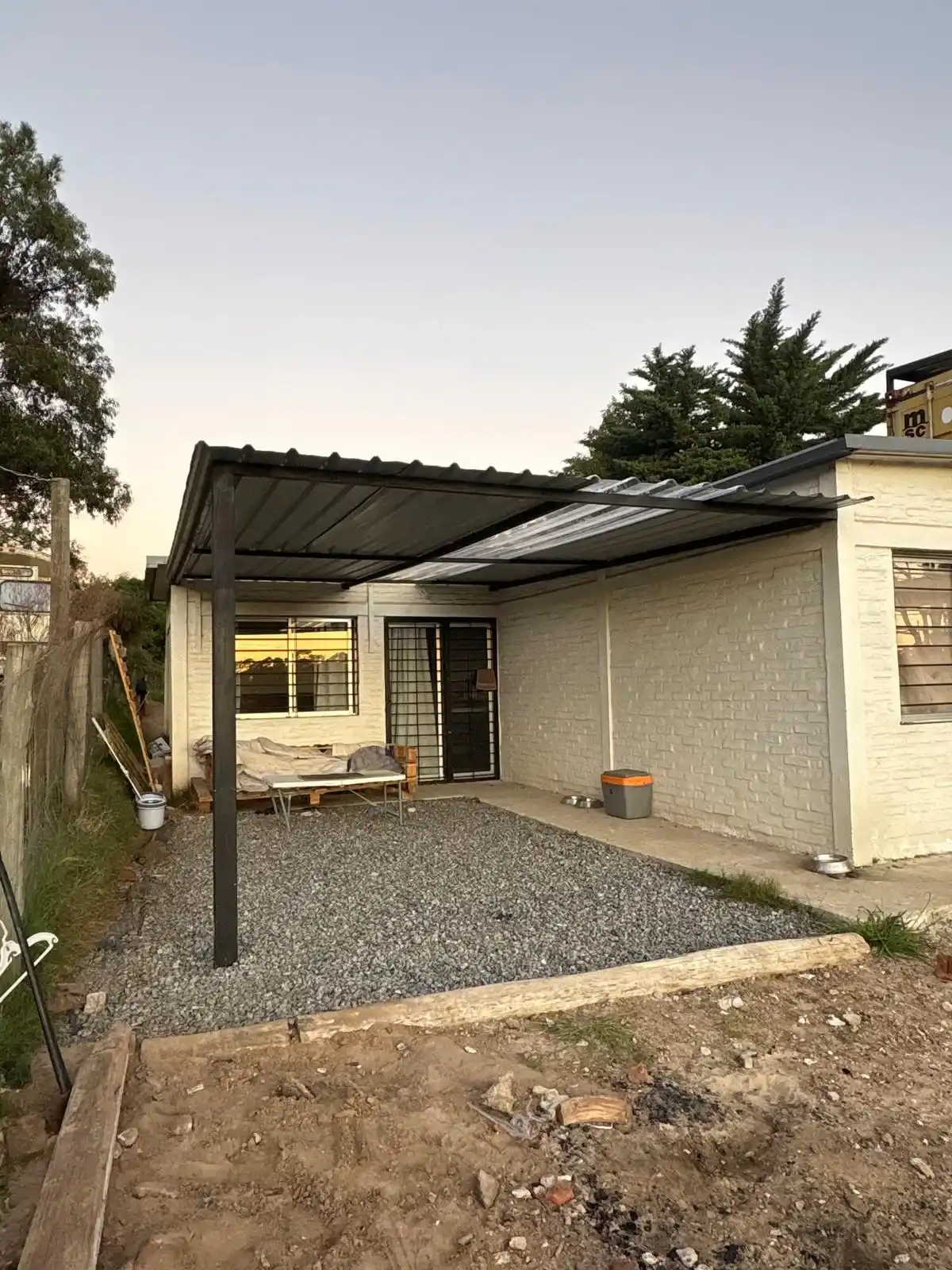 Pérgola metálica terminada al atardecer