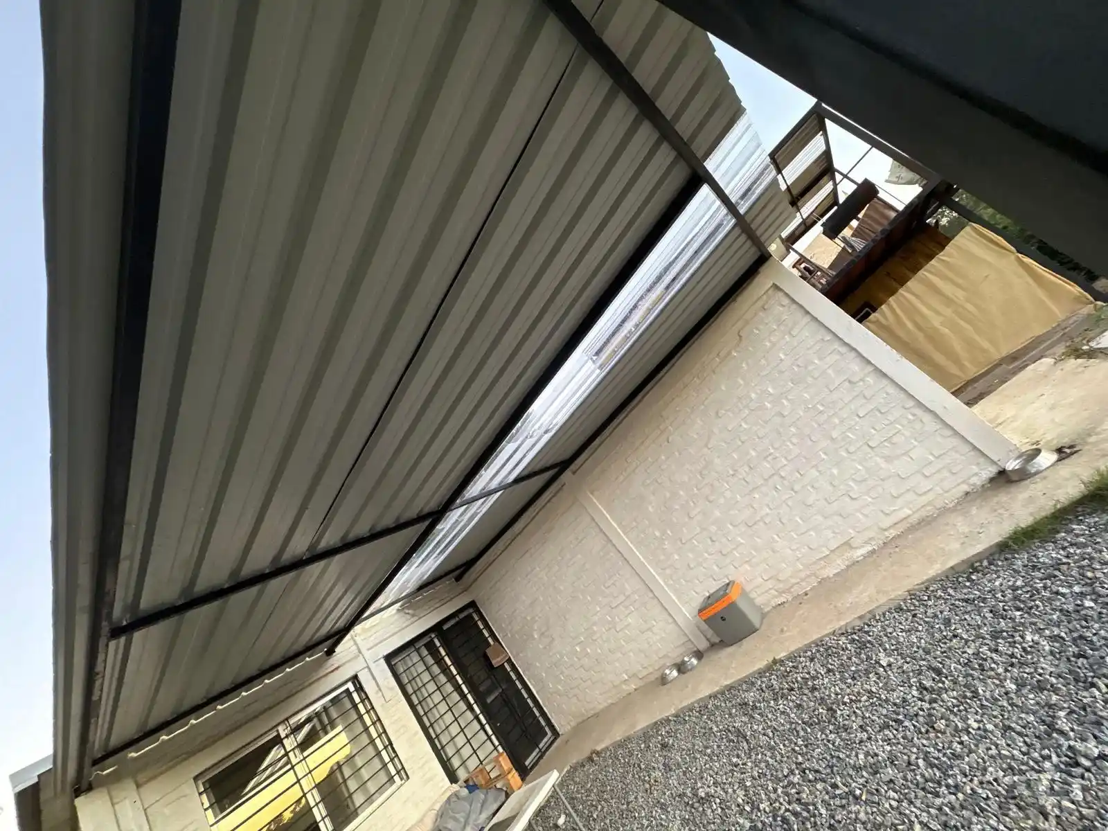 Pérgola metálica vista frontal