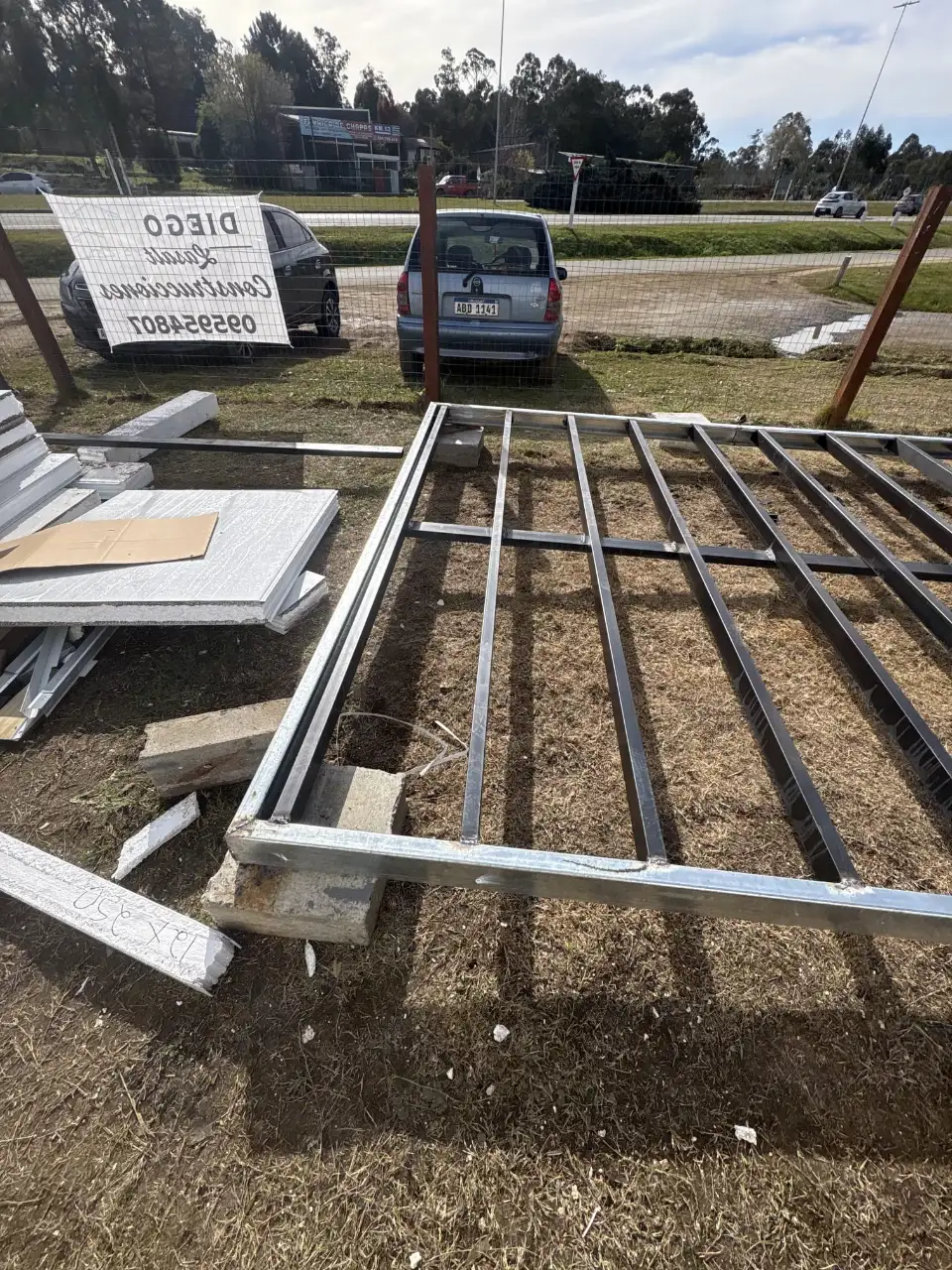 Estructura metálica de piso flotante en construcción
