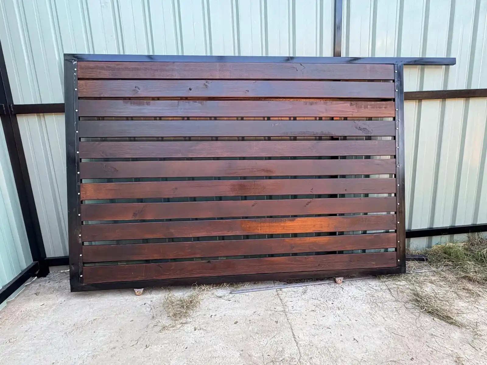 Portón de hierro y madera terminado