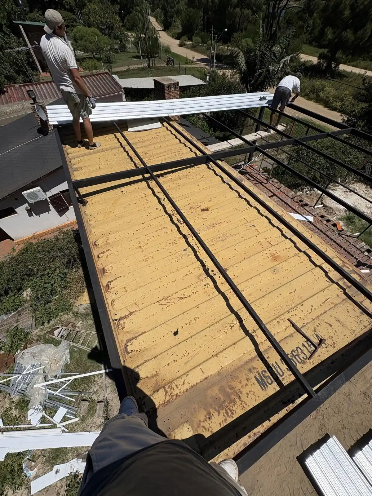 Instalación de techo de chapa blanca