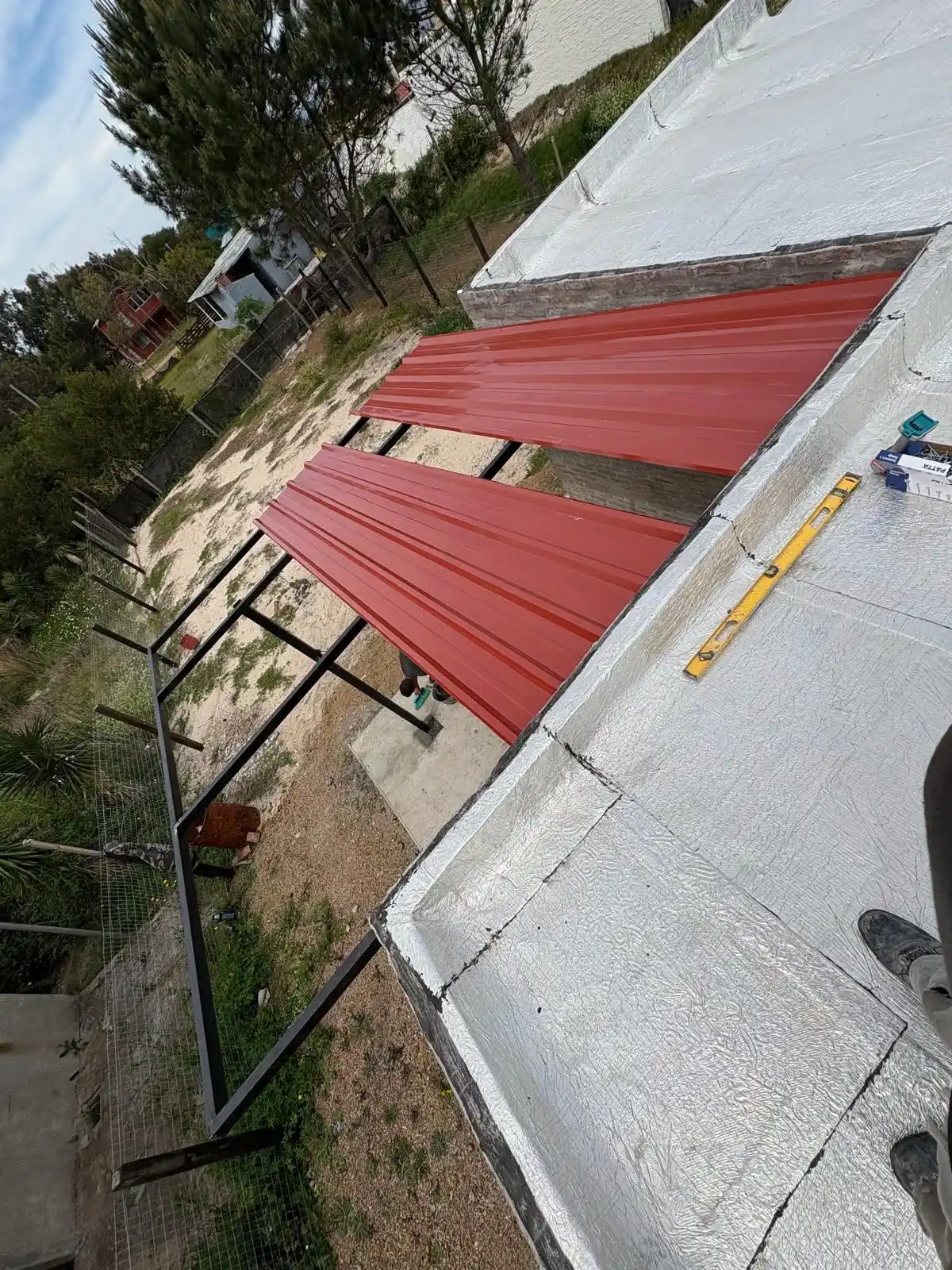 Instalación de techo de chapa roja
