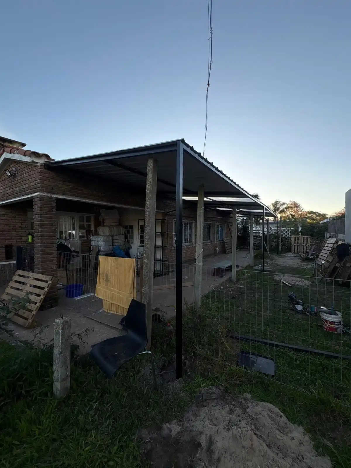 Instalación de pérgola y techo en casa de ladrillo